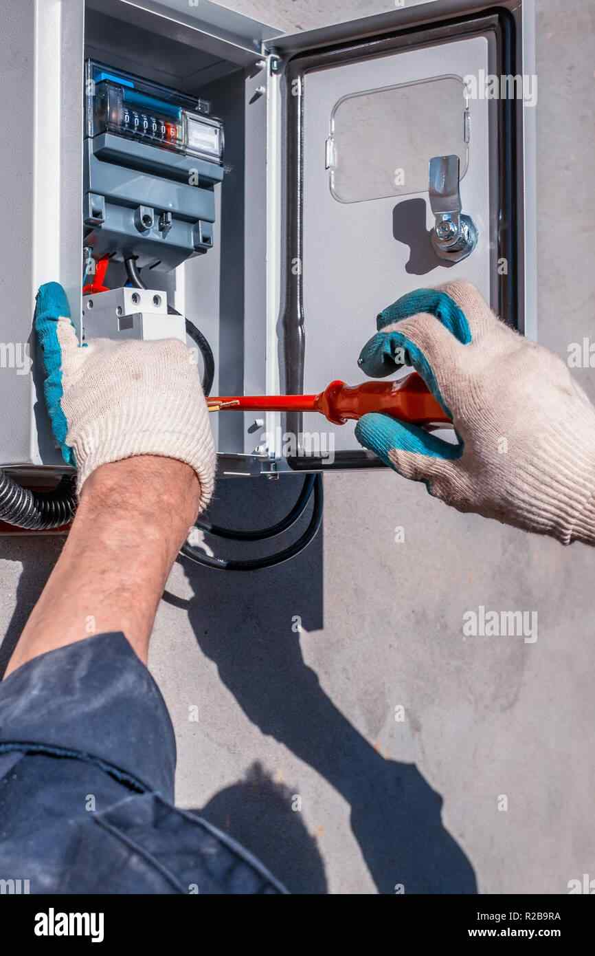 la-sustitucion-del-viejo-contador-de-electricidad-por-uno-nuevo-reparacion-de-equipos-electricos-r2b9ra.jpg