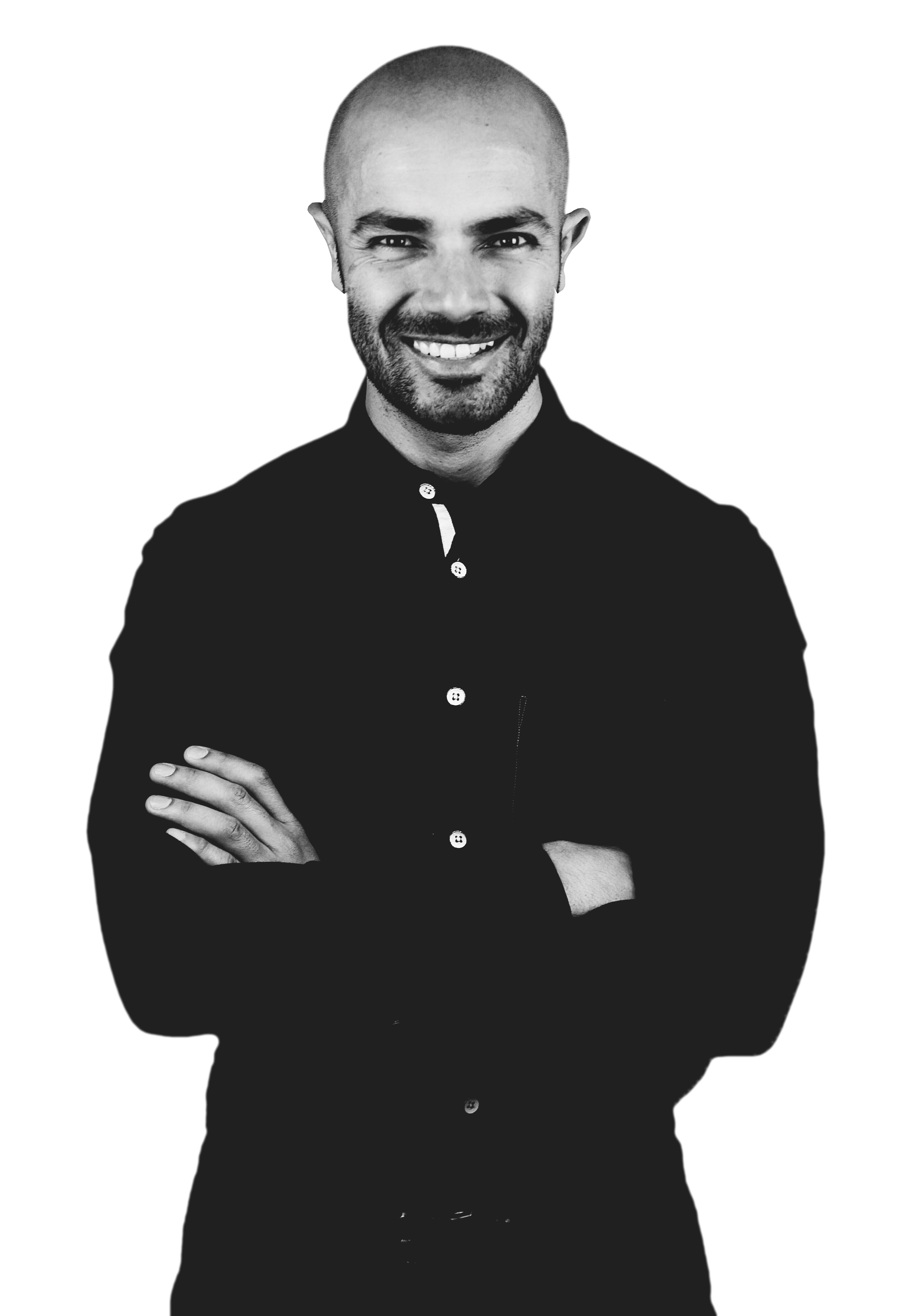 Andres Moreno brazos cruzados blanco y negro.png