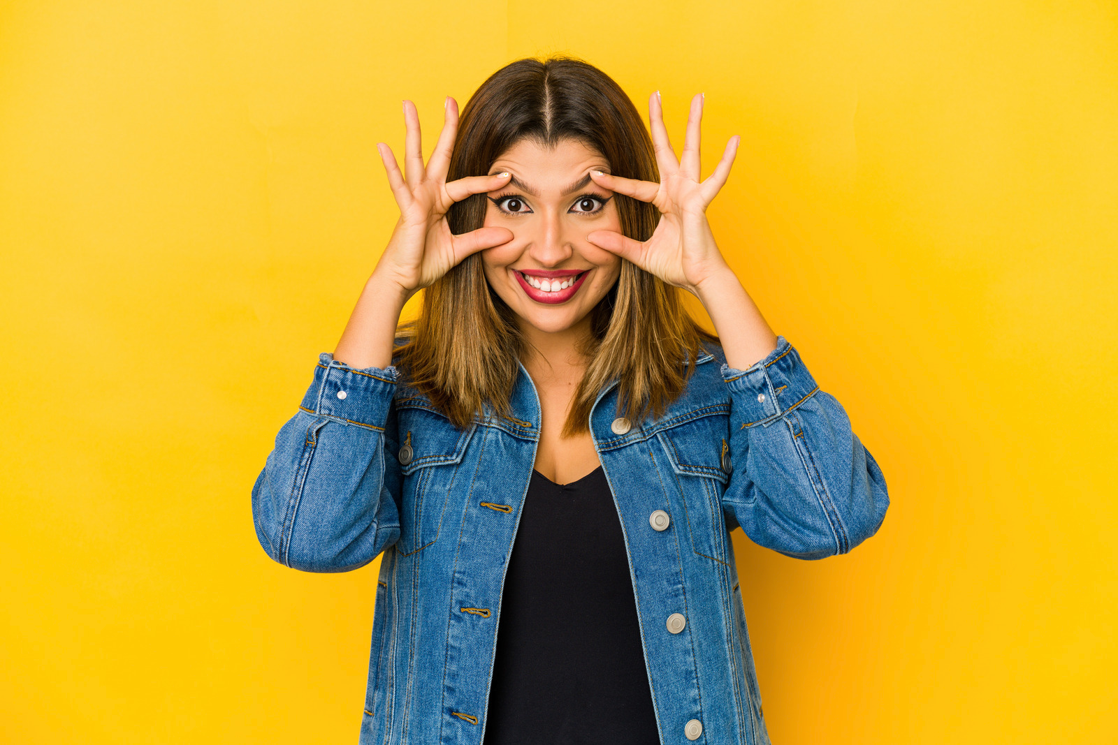 Young Indian Woman Isolated on Yellow Background Keeping Eyes Opened to Find a Success Opportunity. - Editada.png